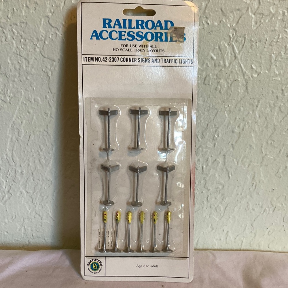 Bachmann  Vintage Ho Scale Railroad Accessories Sings & Traffic Lights #42207